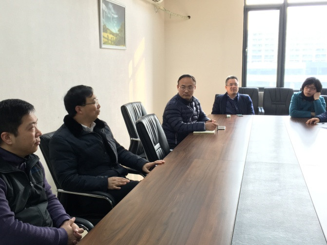 图3beat365中国官方网站姜斌院长和电气工程党支部党员们进行讨论和交流_副本.jpg
